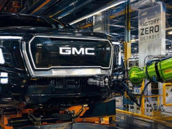 GM troca 1.300 pessoas por 50 robots na fábrica de elétricos