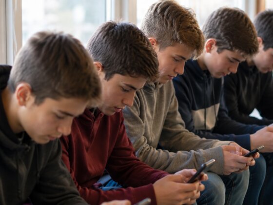 UK prepara bloqueio total de redes sociais até aos 16 anos já em 2027