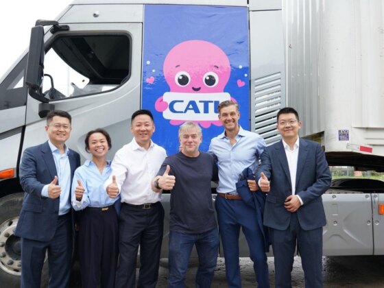 Esta rede chinesa quer trocar baterias de camiões na Europa