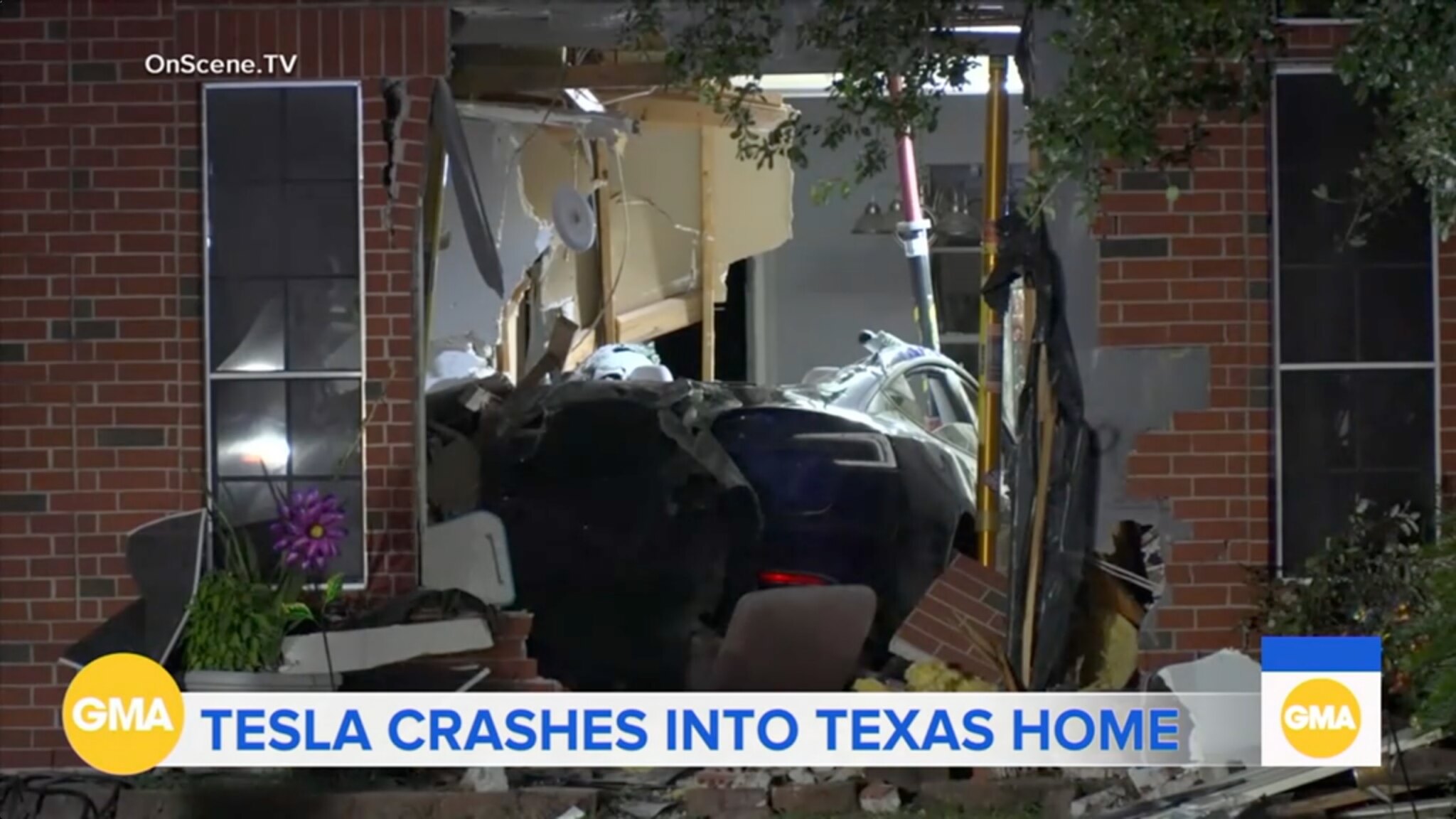 Tesla reage a acidente mortal no Texas e culpa pé do condutor