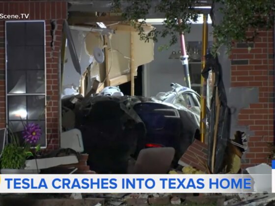 Tesla reage a acidente mortal no Texas e culpa pé do condutor