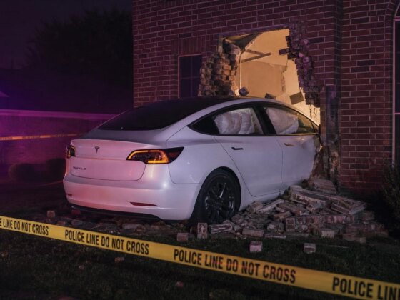 Tesla em modo FSD acelera a fundo antes de embater em casa