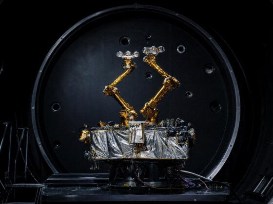 O satélite mecânico da DARPA que pode mexer nos cabos lá em cima