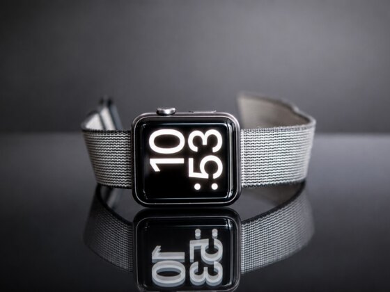 Apple Watch e wearables fogem à regra da bateria substituível na UE