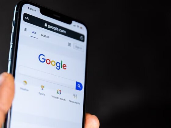 Google não deixa escolas desligar a IA da pesquisa, alerta ONG infantil