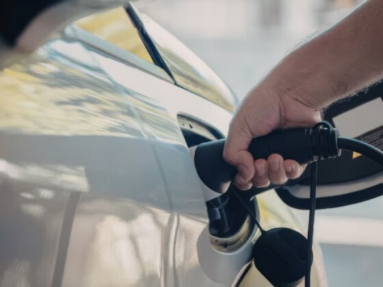 Carros eletrificados dominam vendas na Europa e marcas chinesas sobem