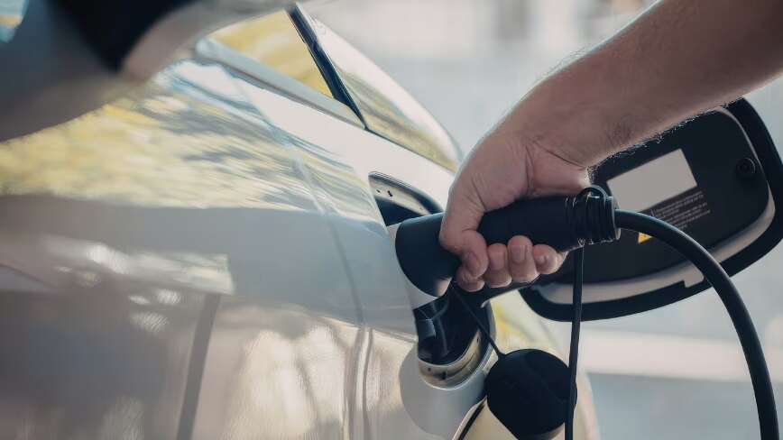 Carros eletrificados dominam vendas na Europa e marcas chinesas sobem
