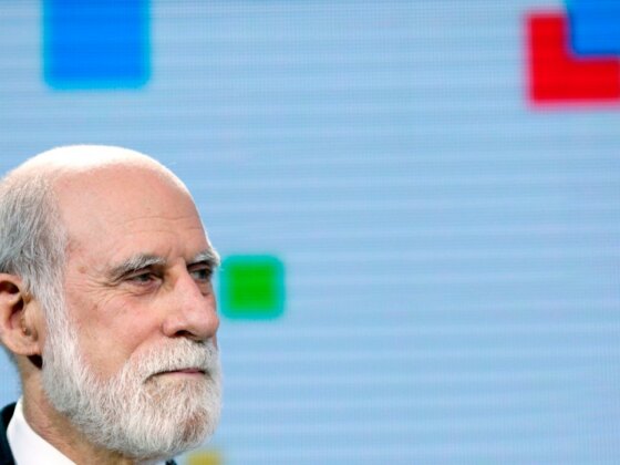 Vint Cerf reforma-se e volta a avisar: a IA precisa de normas