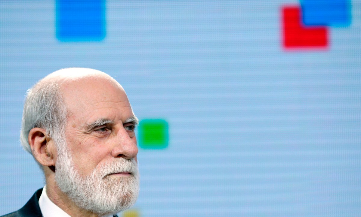 Vint Cerf reforma-se e volta a avisar: a IA precisa de normas