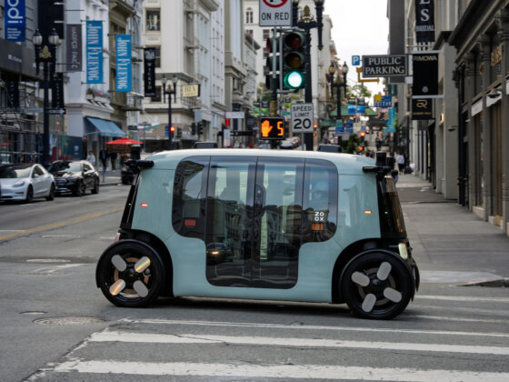 Zoox da Amazon recebe luz verde para robotáxis sem volante pagos