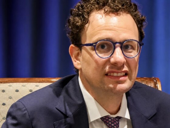Sony e Warner processam Anthropic por alegado roubo massivo de letras