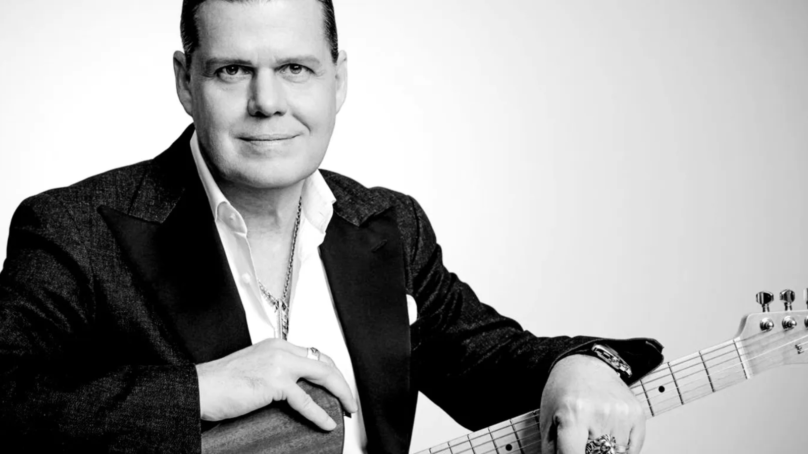 CEO da Fender chama “IA analógica” aos músicos humanos e acende debate