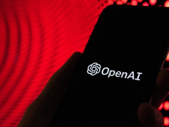 Chefe científico da OpenAI pede travão na corrida aos modelos gigantes