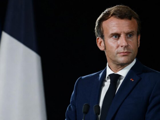 Macron quer proibir redes sociais aos menores de 15 em toda a UE