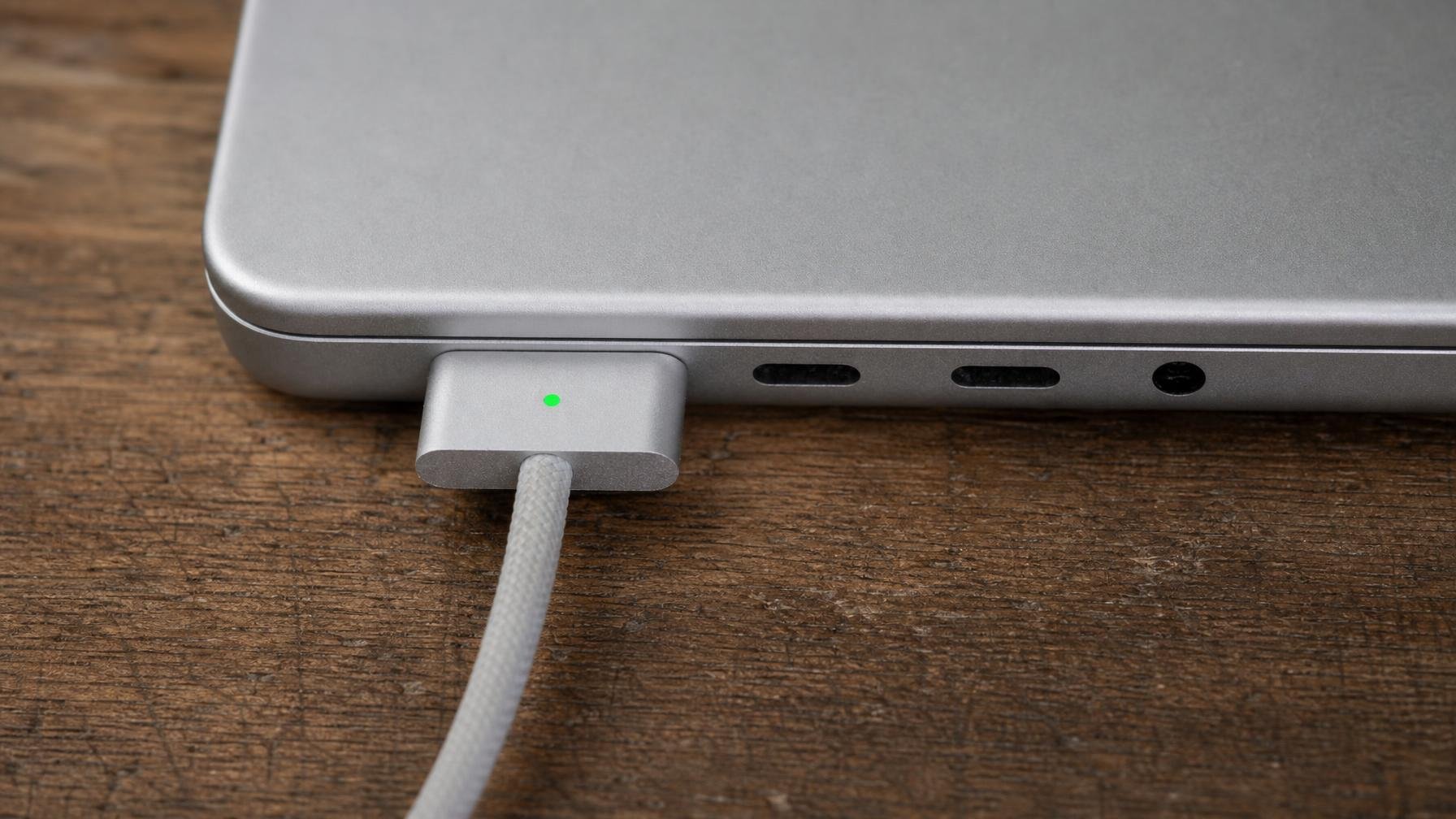 MagSafe ou USB-C no MacBook: qual faz mesmo mais sentido?
