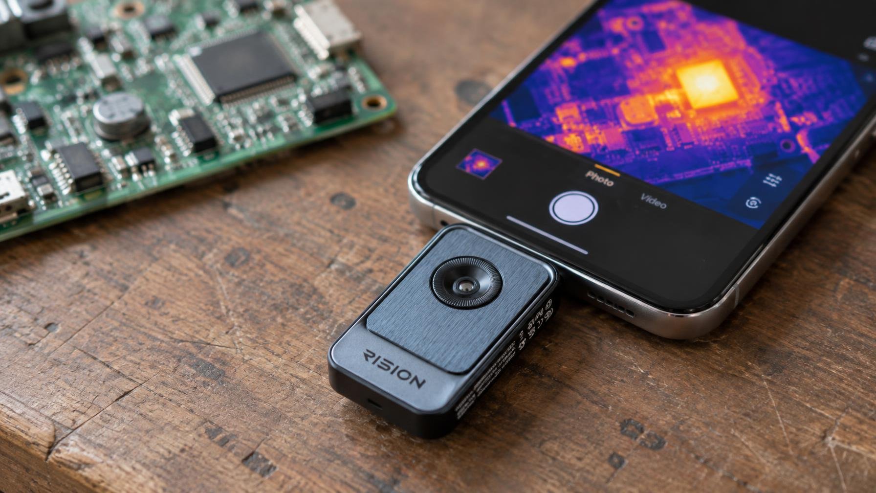 Esta câmara térmica USB‑C dá olhos de raio‑X ao teu telemóvel